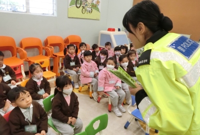 3我們都懂得回答警察姐姐的提問。